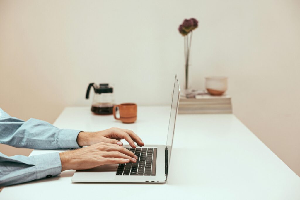 beginner working from home using AI tools to earn money online